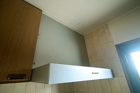 キッチン上部の、レンジ換気扇です。