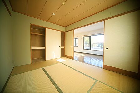 リビングと続き間の、和室6帖となっております♪