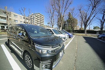 敷地内駐車場です(空き状況はお問い合わせ下さいませ。)