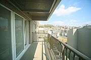 お洗濯物が良く乾きそうな、東南向きのバルコニーです♪