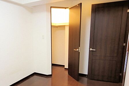 ウォークインクロゼット付きで、お部屋がスッキリ片付きそうですね♪