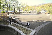 マンションの敷地内には、公園スペースがございます♪