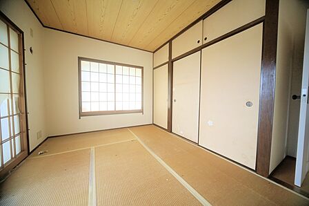 リビングと続き間の、和室5.6帖となっております♪