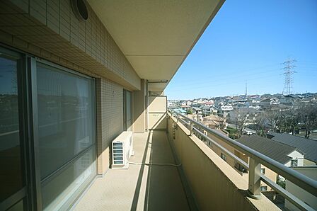 お洗濯物が良く乾きそうな、東向きのワイドバルコニーです♪