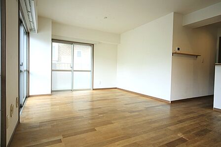 明るい光が差し込む、心地のよいリビングでございます♪