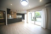 明るい光が差し込む、心地のよいリビングでございます♪