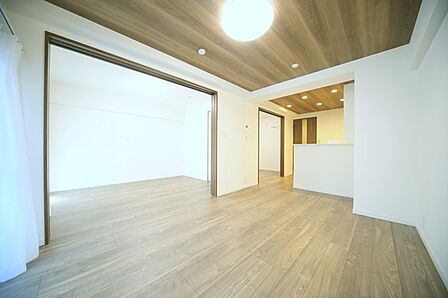 明るい光が差し込む、心地のよいリビングでございます♪
