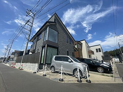 外観:「町田市野津田町」東南公道角地に面す2階建て! カースペース並列3台可能♪ 外観:「町田市野津田町」東南公道角地に面す2階建て! カースペース並列3台可能♪