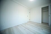 クローゼット付きの洋室は、約6帖でございます♪