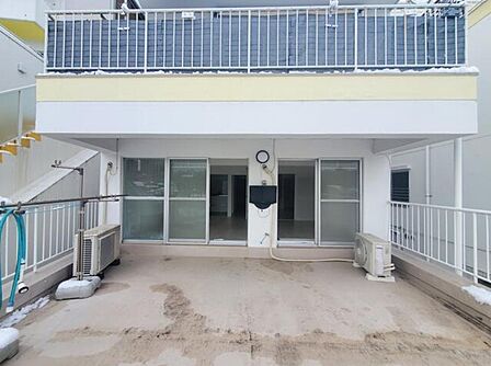 広々とした約25平米の、東南向きのルーフバルコニーがございます♪