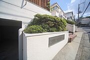 エントランスの横には、植栽が施されております♪