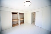 ダブルクローゼットのある洋室8帖です♪
