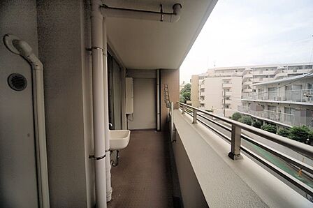 お洗濯物が良く乾きそうな、西向きのワイドバルコニーです♪