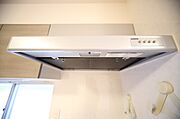 キッチンには、上部吸込型の換気扇が設置されています。