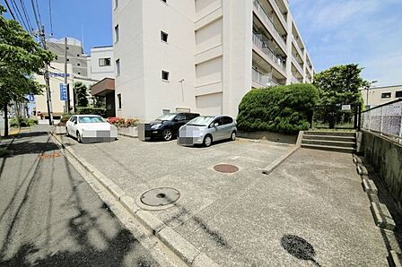 敷地内駐車場です（空き状況はお問い合わせ下さいませ。）