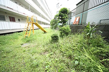 マンションの敷地内には、プレイロットがございます♪