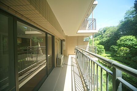 お洗濯物が良く乾きそうな、ワイドバルコニーです♪