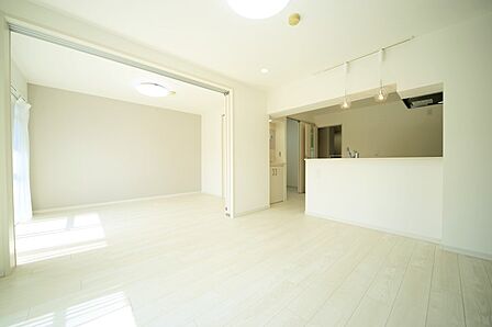 明るい光が差し込む、心地のよいお部屋でございます♪