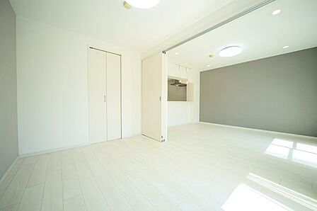リビングと続き間の洋室は、約4.5帖でございます♪