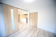 リビングと続き間の洋室は、約5．3帖でございます♪