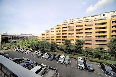 4階部分の東向きで、陽当り眺望良好となっております♪