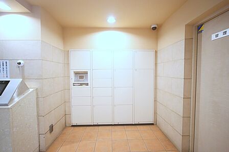 外出中などの不在時に便利な、宅配ボックスがございます。