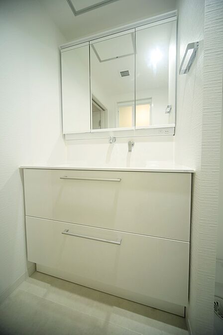 三面鏡のシャンプードレッサーで、お出かけ前の身支度もスムーズに♪