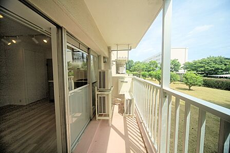 お洗濯物が良く乾きそうな、南西向きのワイドバルコニーです♪