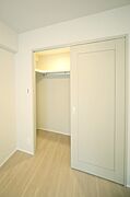 ウォークインクロゼット付きで、お部屋がスッキリ片付きそうですね♪