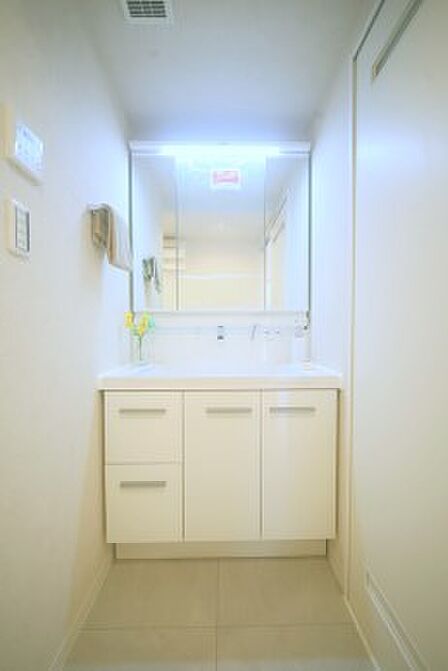 三面鏡のシャンプードレッサーで、お出かけ前の身支度もスムーズに♪