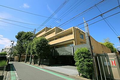 外観:小田急線「喜多見」駅まで、徒歩4分! シニア向けマンションです♪ 外観:小田急線「喜多見」駅まで、徒歩4分! シニア向けマンションです♪