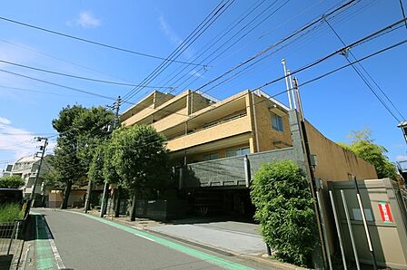 小田急線「喜多見」駅まで、徒歩4分! シニア向けマンションです♪
