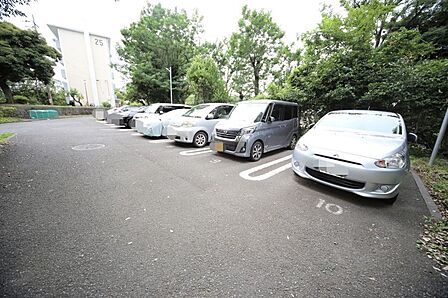 敷地内駐車場です(空き状況はお問い合わせ下さいませ。)