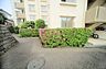その他：マンションの敷地内には、植栽が施されております♪
