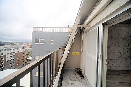 お洗濯物が良く乾きそうな、東向きのバルコニーです♪