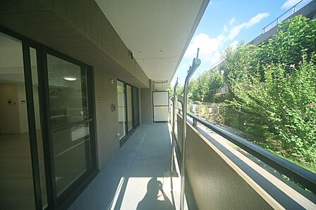 お洗濯物が良く乾きそうな、南向きのバルコニーです♪
