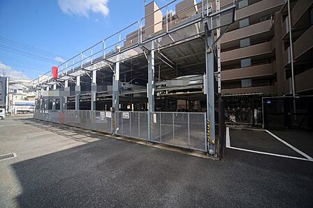 敷地内駐車場です（空き状況はお問い合わせ下さいませ。）