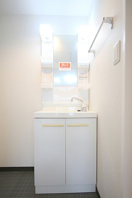 洗面化粧台です! 朝の身支度も素早く♪