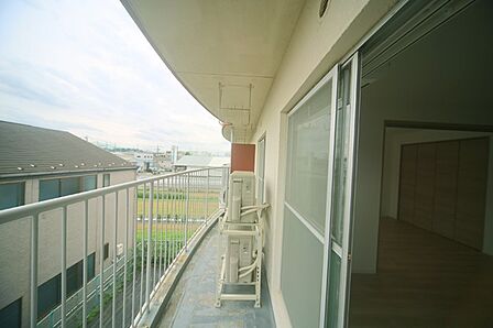 お洗濯物が良く乾きそうな、南向きのワイドバルコニーです♪