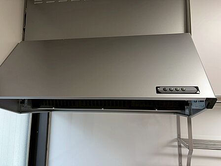 キッチンには、上部吸込型の換気扇が設置されています。
