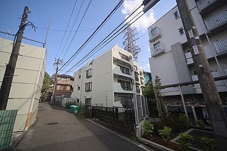 3方角地の立地で陽当り良好です♪