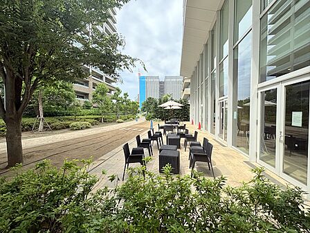 マンションの敷地内には、憩いの広場がございます♪