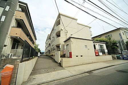 横浜市営地下鉄ブルーライン「新羽」駅まで、徒歩18分の便利な立地です♪