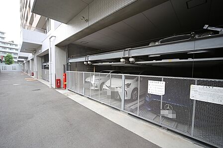 敷地内駐車場です(空き状況はお問い合わせ下さいませ。)