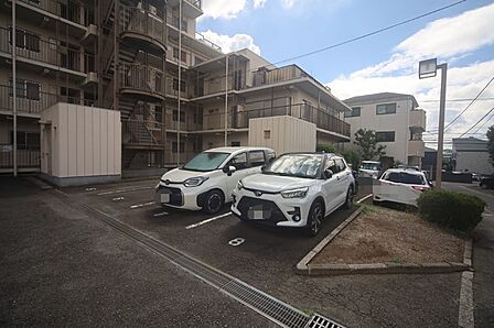 敷地内駐車場です(空き状況はお問い合わせ下さいませ。)