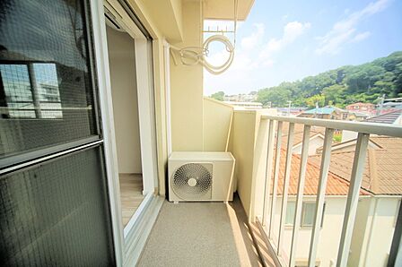 お洗濯物が良く乾きそうな、東南向きのバルコニーです♪