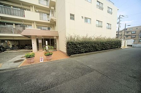 マンションの敷地内には、植栽が施されております♪