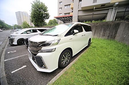 敷地内駐車場です（空き状況はお問い合わせ下さいませ。）