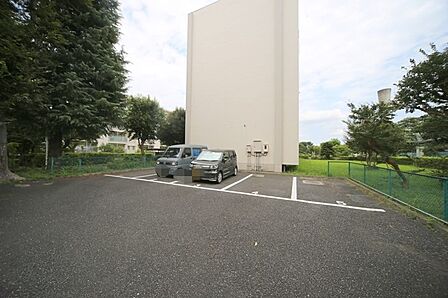 敷地内駐車場です(空き状況はお問い合わせ下さいませ。)