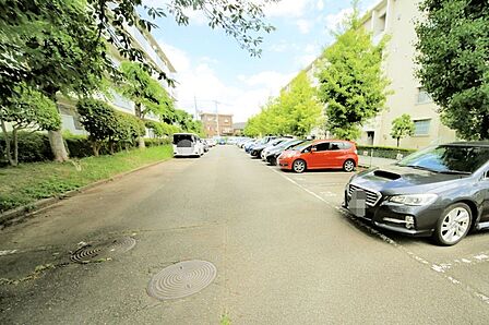 敷地内駐車場です(空き状況はお問い合わせ下さいませ。)